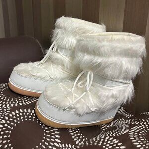 Furry “moon boots ish” boots